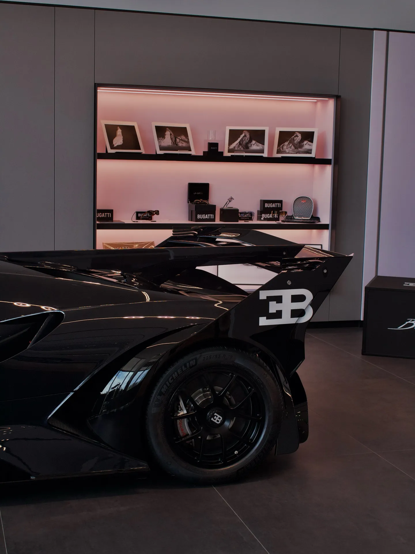 Bolide — showroom, lumière rasante