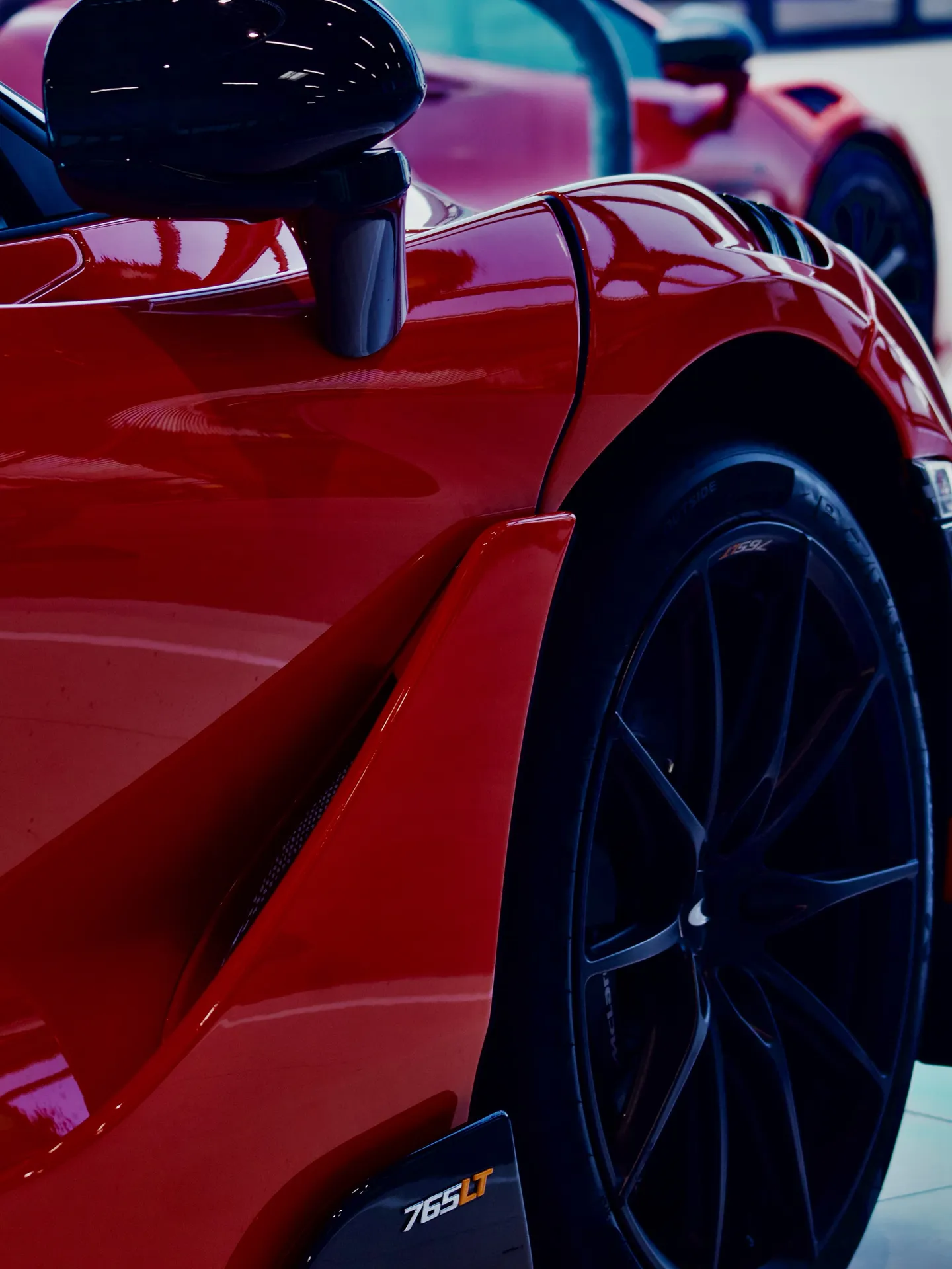 765LT — l'aile et la jante, laque rouge