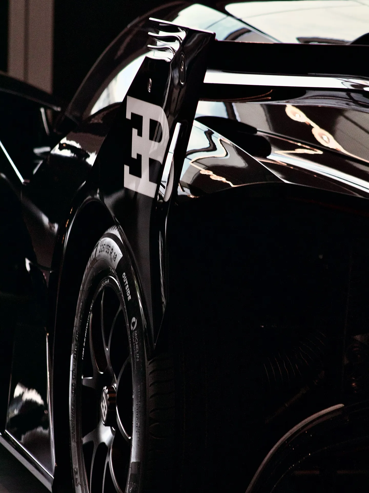 Bolide — l'aileron, noir sur noir
